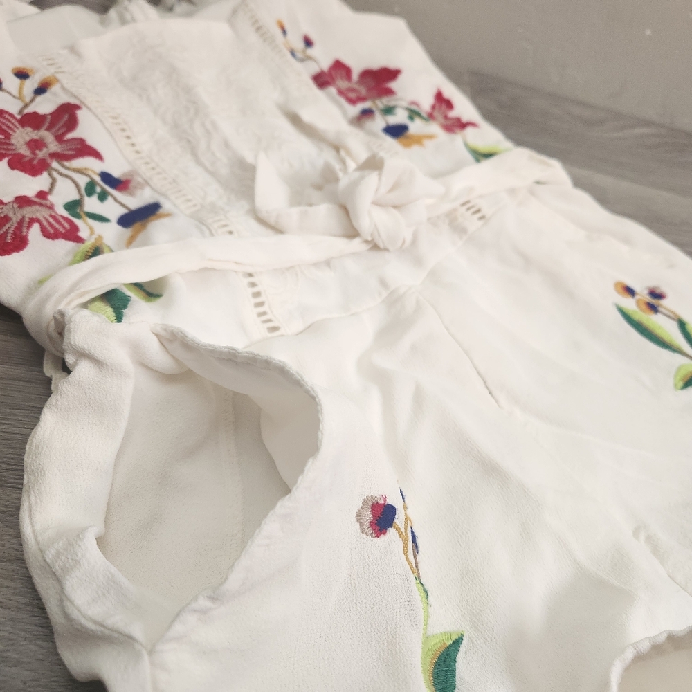 Guess White Shorts Bib Jumper‎ Size 4 Embroidered Y2K Floral Lightweight  Eyelet - Picture 10 of 14